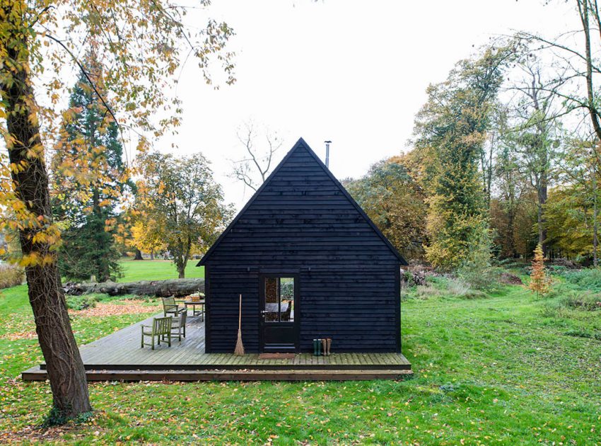 An Elegant Woodland Cabin with an All-Black Exterior in Belgium by De Rosee Sa Architects (14)