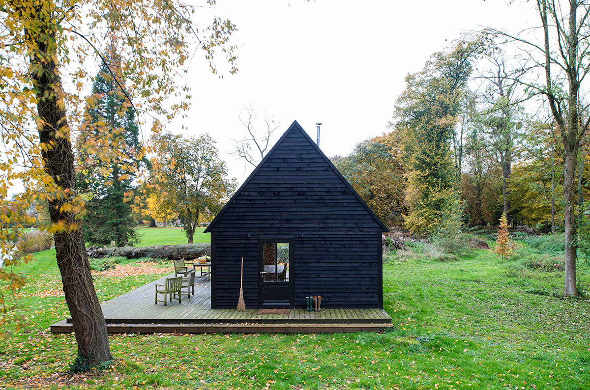 An Elegant Woodland Cabin with an All-Black Exterior in Belgium by De Rosee Sa Architects (14)