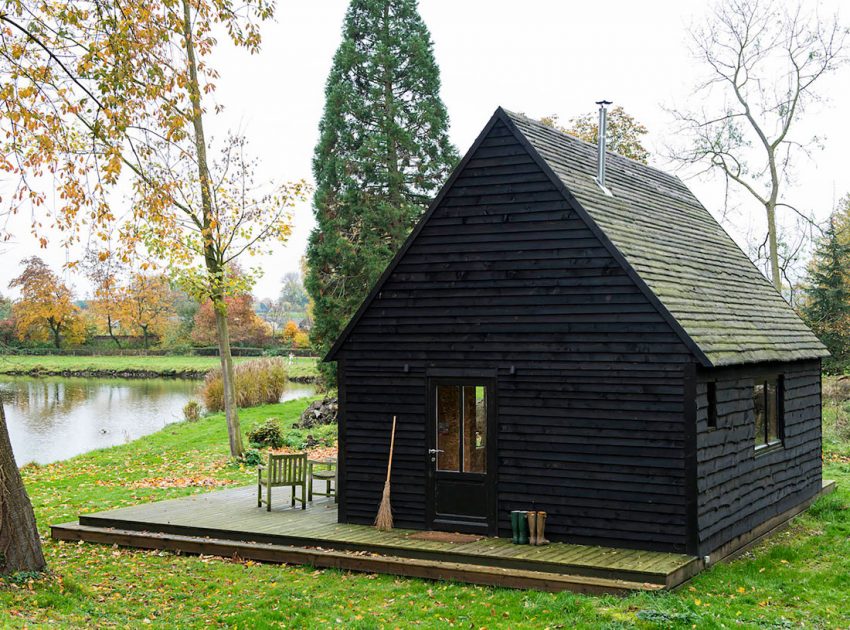 An Elegant Woodland Cabin with an All-Black Exterior in Belgium by De Rosee Sa Architects (15)