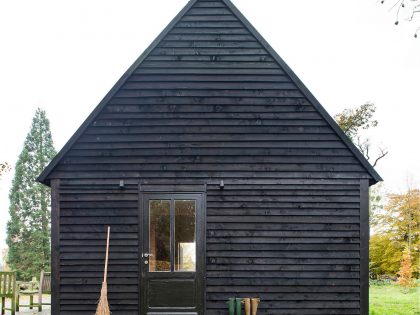 An Elegant Woodland Cabin with an All-Black Exterior in Belgium by De Rosee Sa Architects (16)