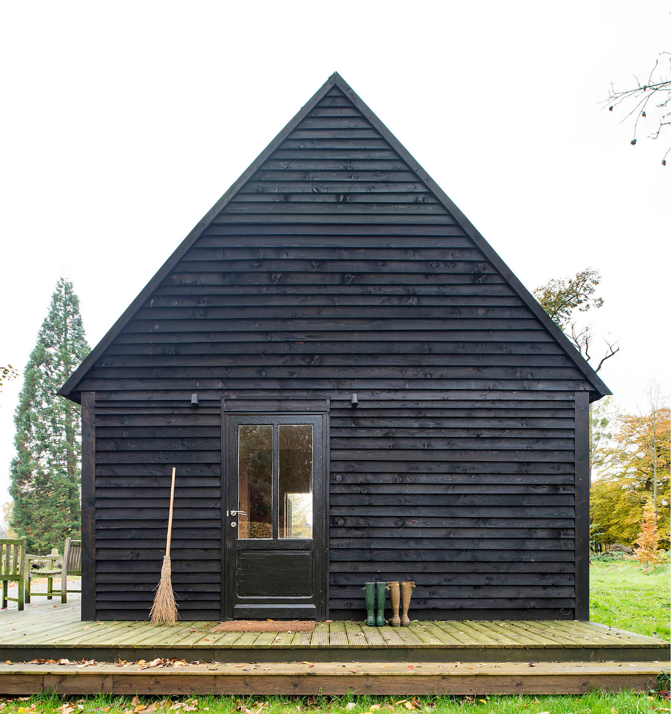 An Elegant Woodland Cabin with an All-Black Exterior in Belgium by De Rosee Sa Architects (16)