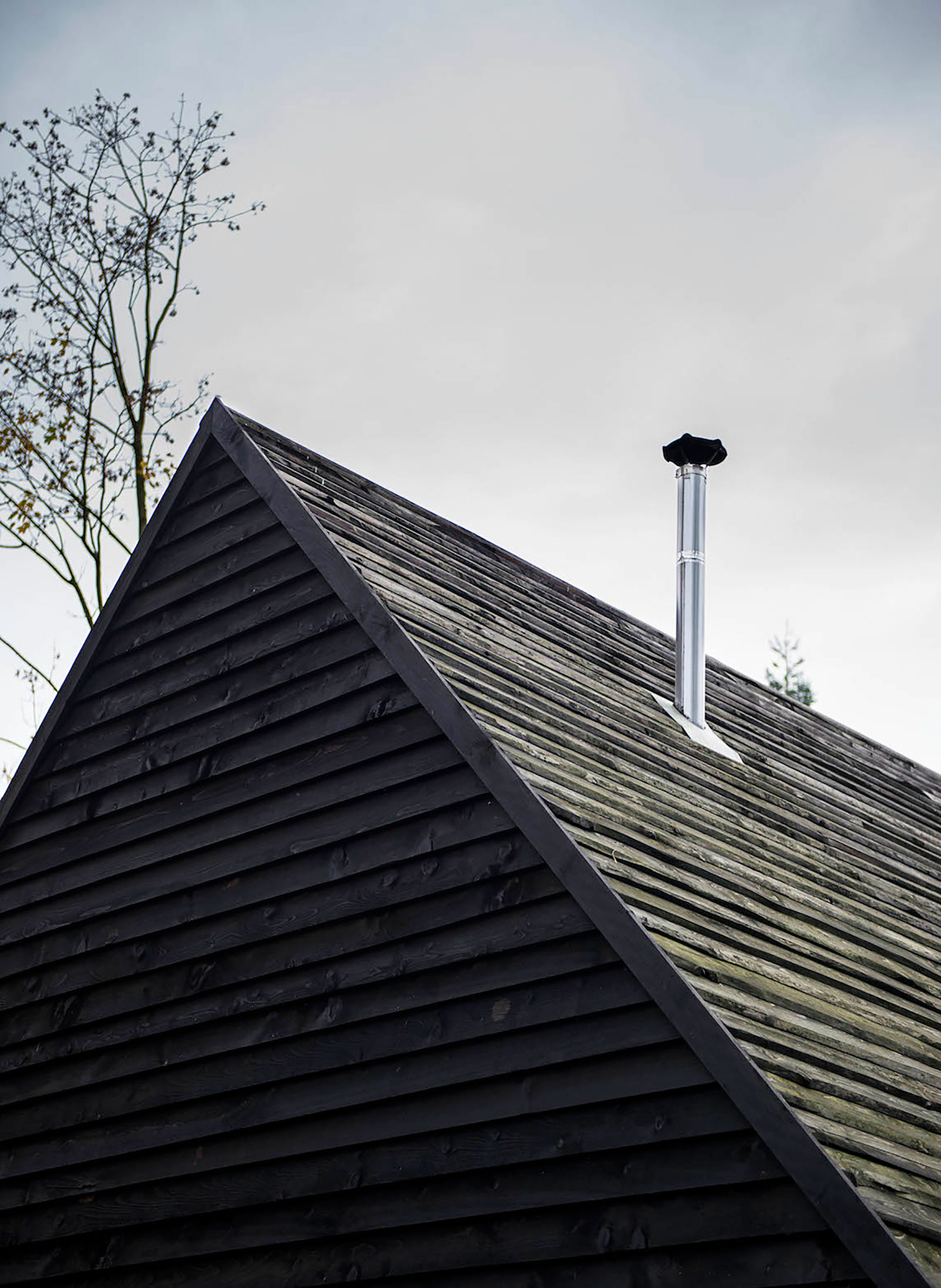 An Elegant Woodland Cabin with an All-Black Exterior in Belgium by De Rosee Sa Architects (17)