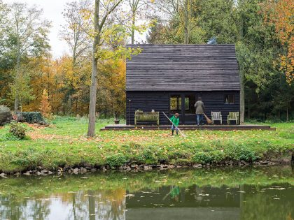 An Elegant Woodland Cabin with an All-Black Exterior in Belgium by De Rosee Sa Architects (2)