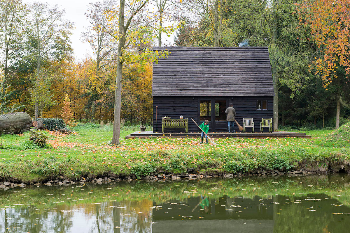 An Elegant Woodland Cabin with an All-Black Exterior in Belgium by De Rosee Sa Architects (2)