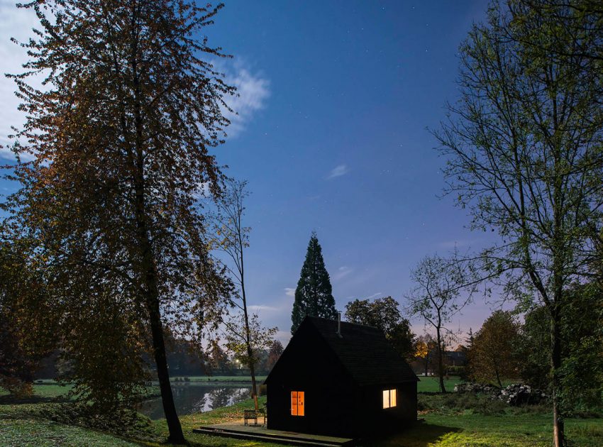 An Elegant Woodland Cabin with an All-Black Exterior in Belgium by De Rosee Sa Architects (29)