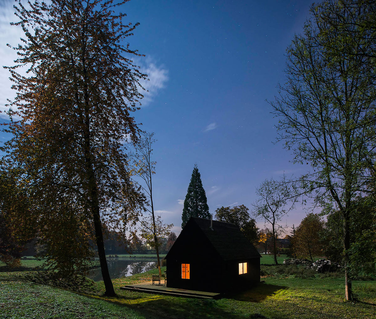 An Elegant Woodland Cabin with an All-Black Exterior in Belgium by De Rosee Sa Architects (29)