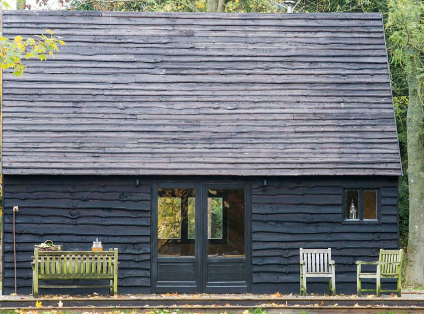 An Elegant Woodland Cabin with an All-Black Exterior in Belgium by De Rosee Sa Architects (3)