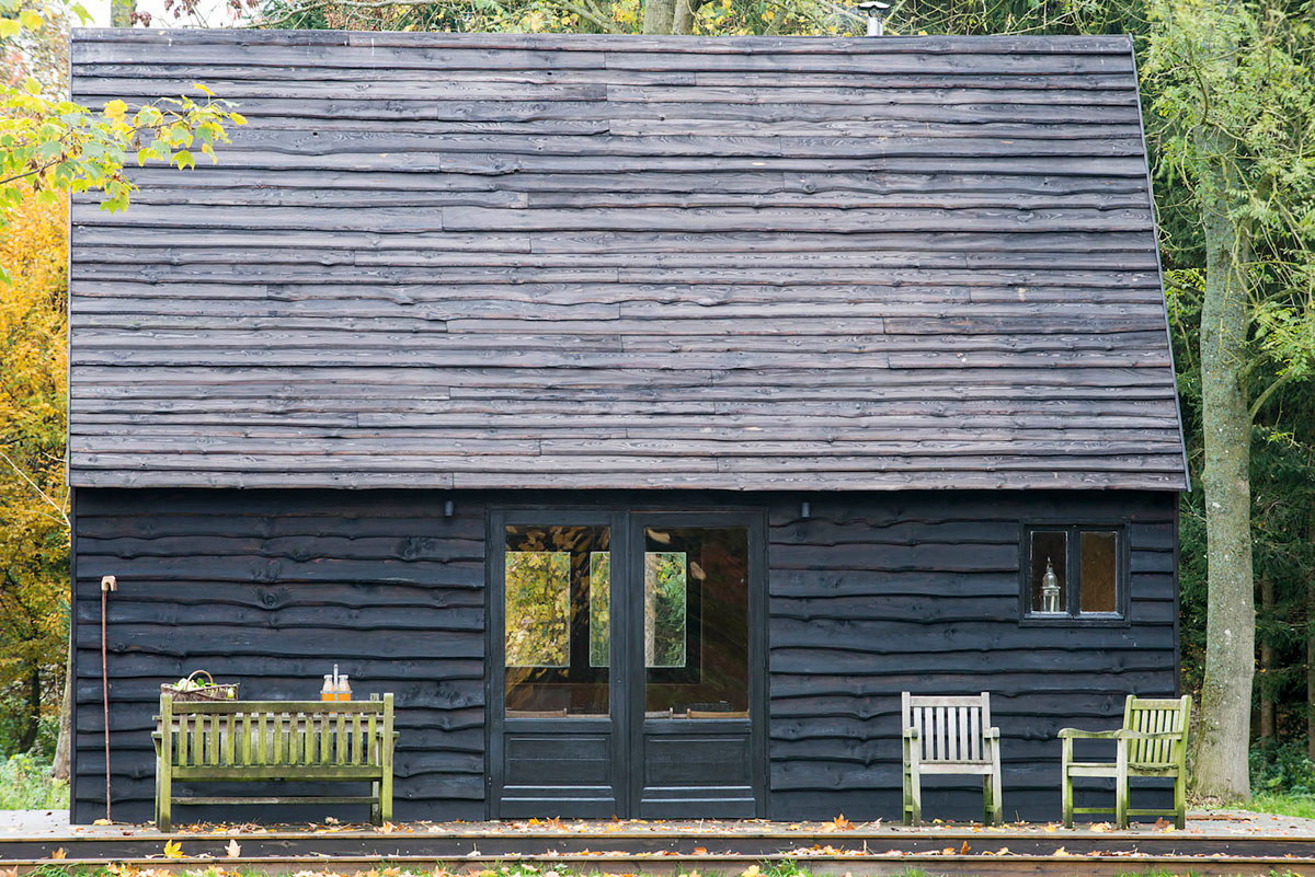 An Elegant Woodland Cabin with an All-Black Exterior in Belgium by De Rosee Sa Architects (3)