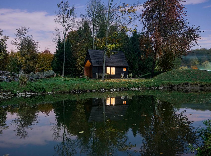 An Elegant Woodland Cabin with an All-Black Exterior in Belgium by De Rosee Sa Architects (31)