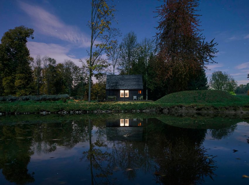 An Elegant Woodland Cabin with an All-Black Exterior in Belgium by De Rosee Sa Architects (32)