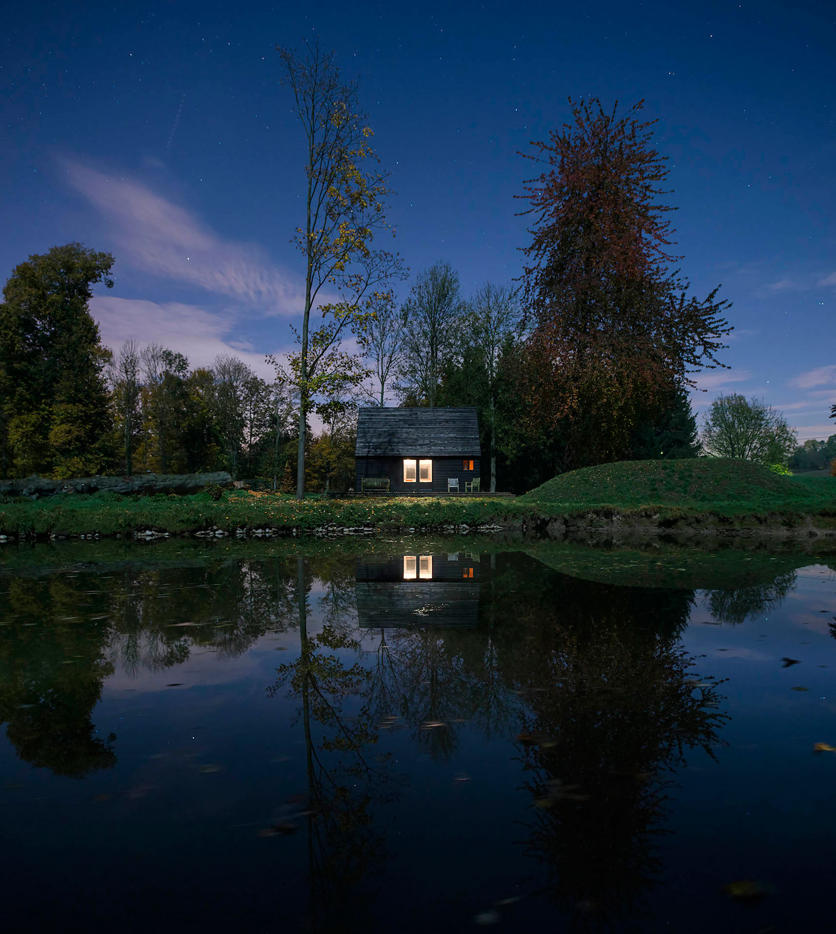 An Elegant Woodland Cabin with an All-Black Exterior in Belgium by De Rosee Sa Architects (32)