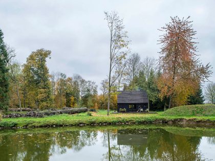 An Elegant Woodland Cabin with an All-Black Exterior in Belgium by De Rosee Sa Architects (4)