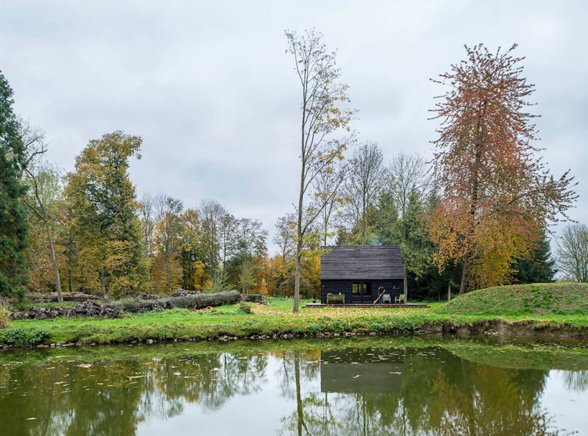 An Elegant Woodland Cabin with an All-Black Exterior in Belgium by De Rosee Sa Architects (4)