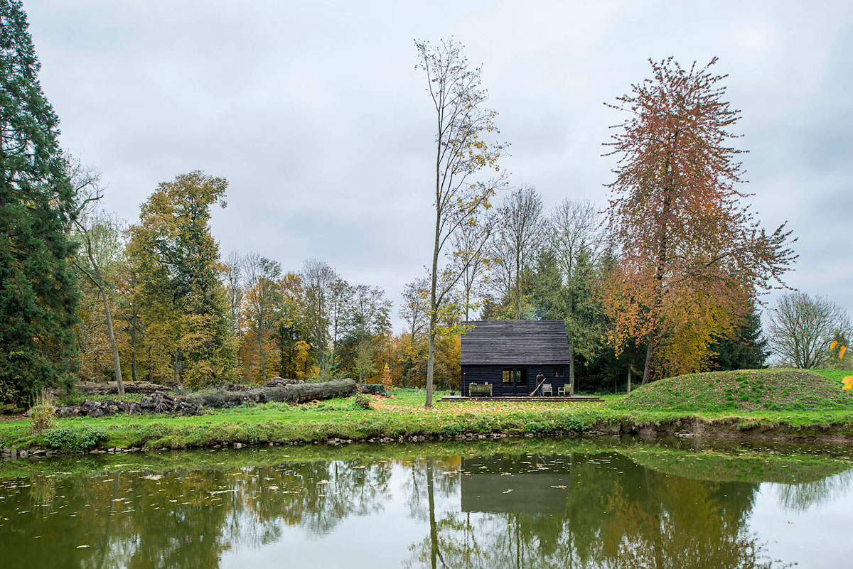 An Elegant Woodland Cabin with an All-Black Exterior in Belgium by De Rosee Sa Architects (4)
