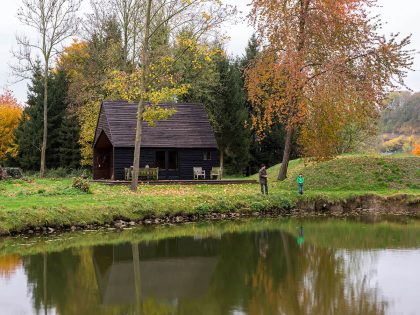 An Elegant Woodland Cabin with an All-Black Exterior in Belgium by De Rosee Sa Architects (5)