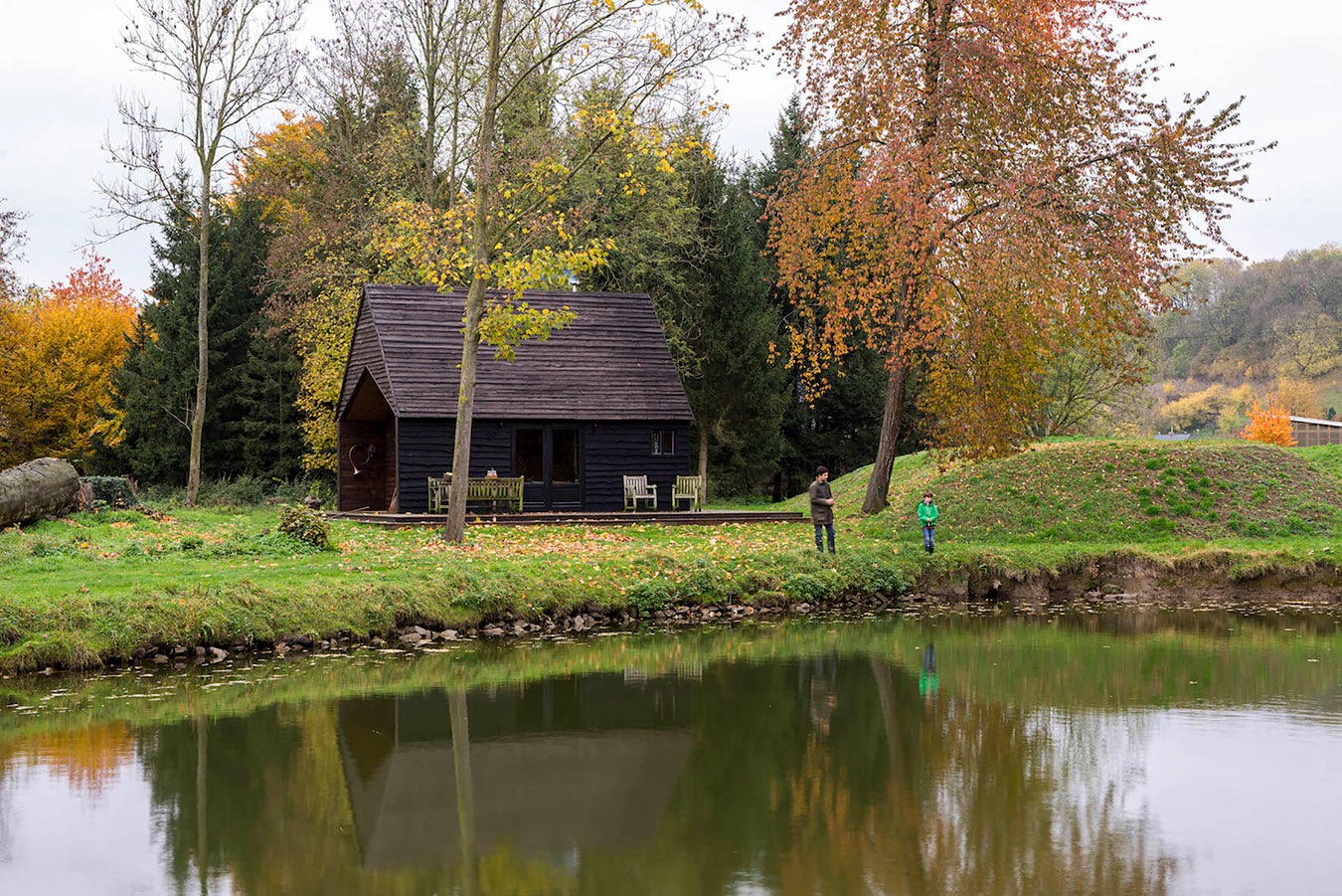 An Elegant Woodland Cabin with an All-Black Exterior in Belgium by De Rosee Sa Architects (5)