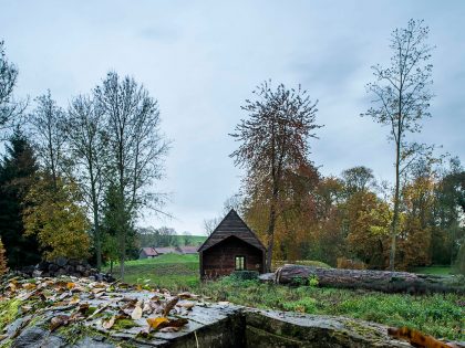 An Elegant Woodland Cabin with an All-Black Exterior in Belgium by De Rosee Sa Architects (7)