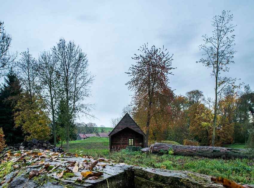 An Elegant Woodland Cabin with an All-Black Exterior in Belgium by De Rosee Sa Architects (7)