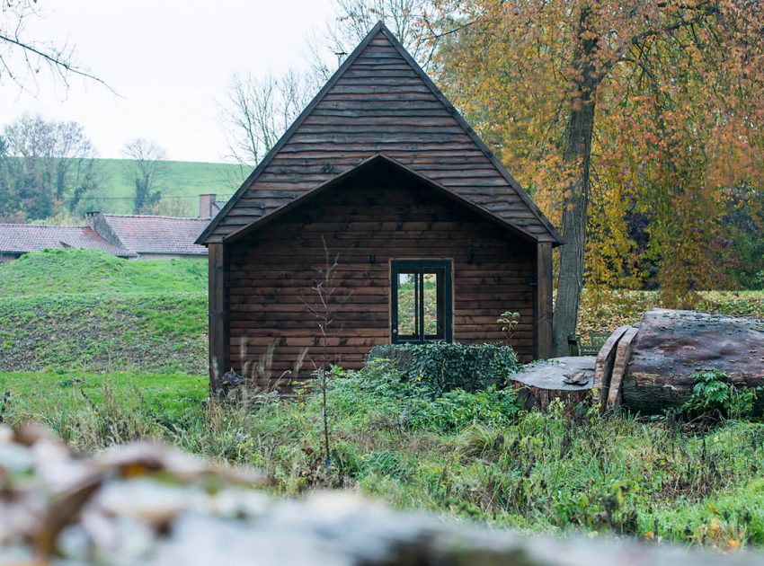 An Elegant Woodland Cabin with an All-Black Exterior in Belgium by De Rosee Sa Architects (8)