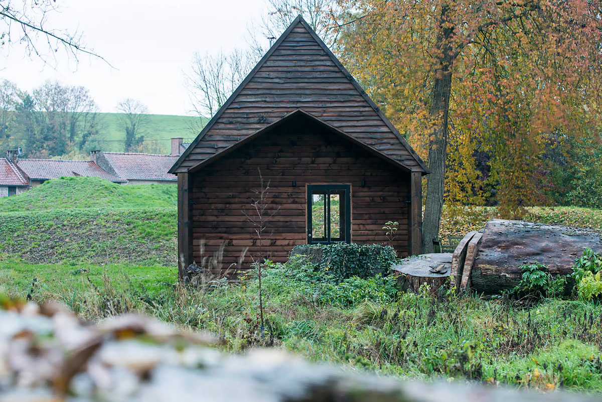 An Elegant Woodland Cabin with an All-Black Exterior in Belgium by De Rosee Sa Architects (8)