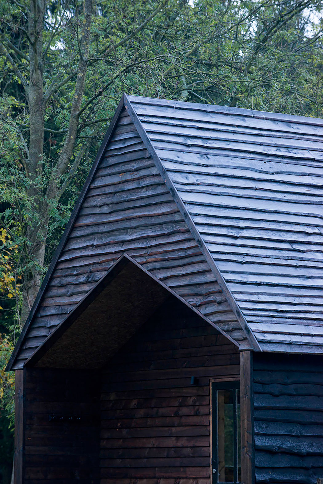 An Elegant Woodland Cabin with an All-Black Exterior in Belgium by De Rosee Sa Architects (9)