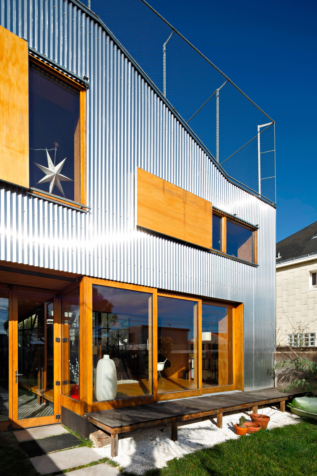 An Elegant and Beautiful House with Metal Walls and a Sloping Roof Terrace in Nantes by Mabire Reich Architects (1)
