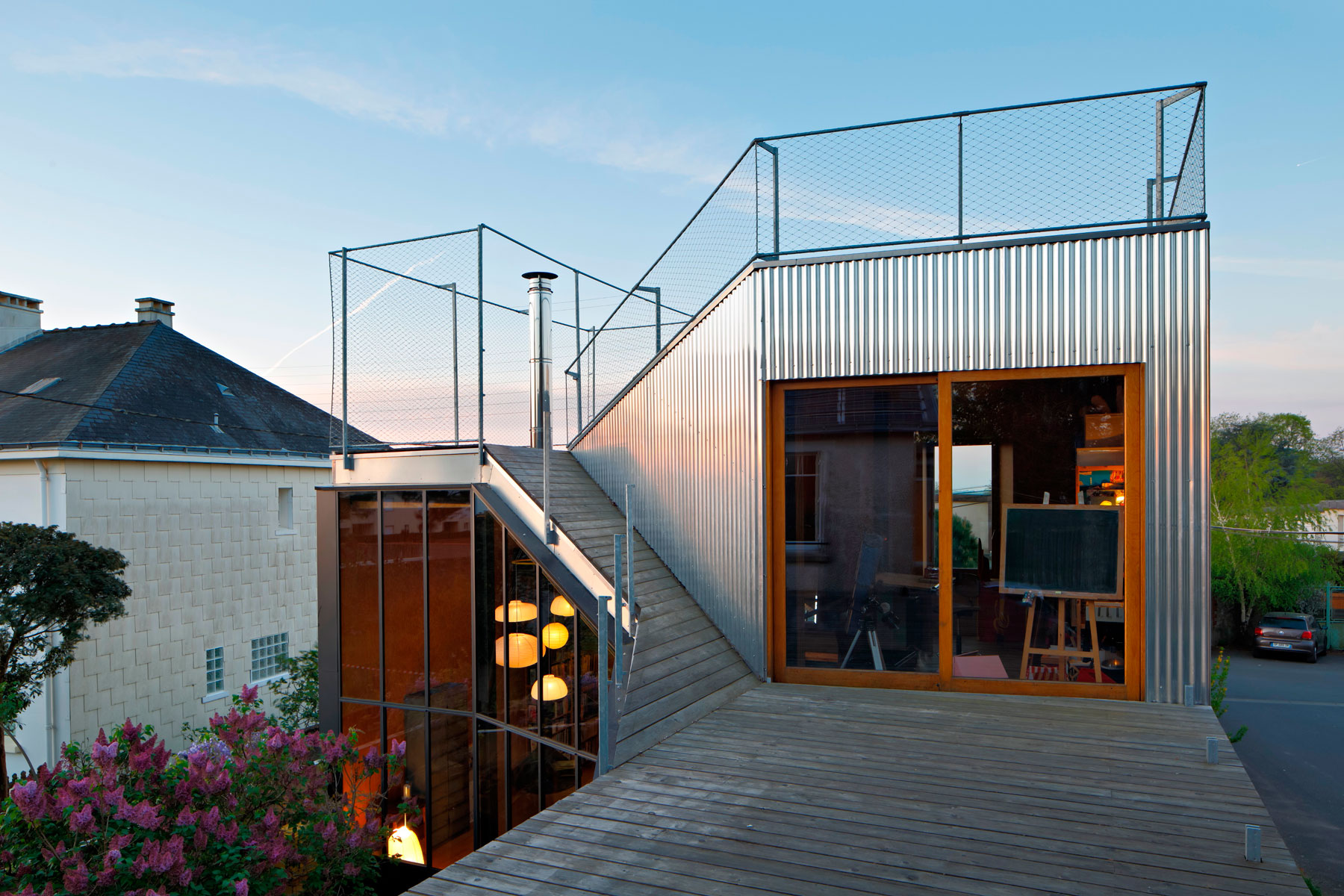 An Elegant and Beautiful House with Metal Walls and a Sloping Roof Terrace in Nantes by Mabire Reich Architects (10)