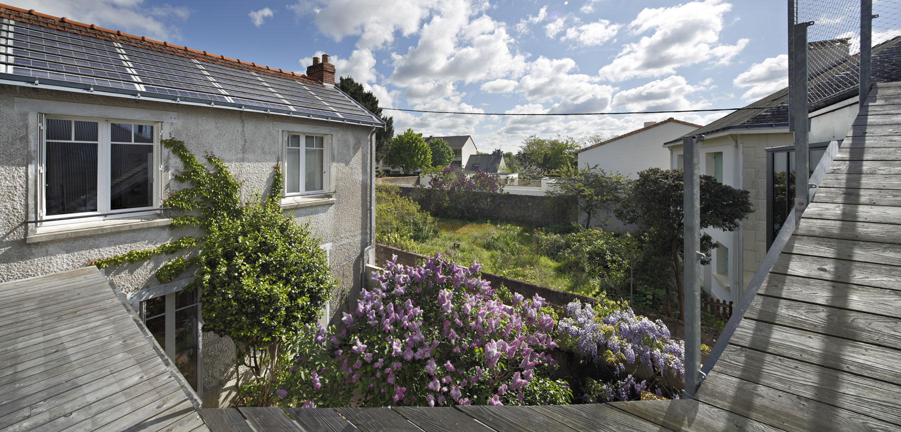 An Elegant and Beautiful House with Metal Walls and a Sloping Roof Terrace in Nantes by Mabire Reich Architects (11)