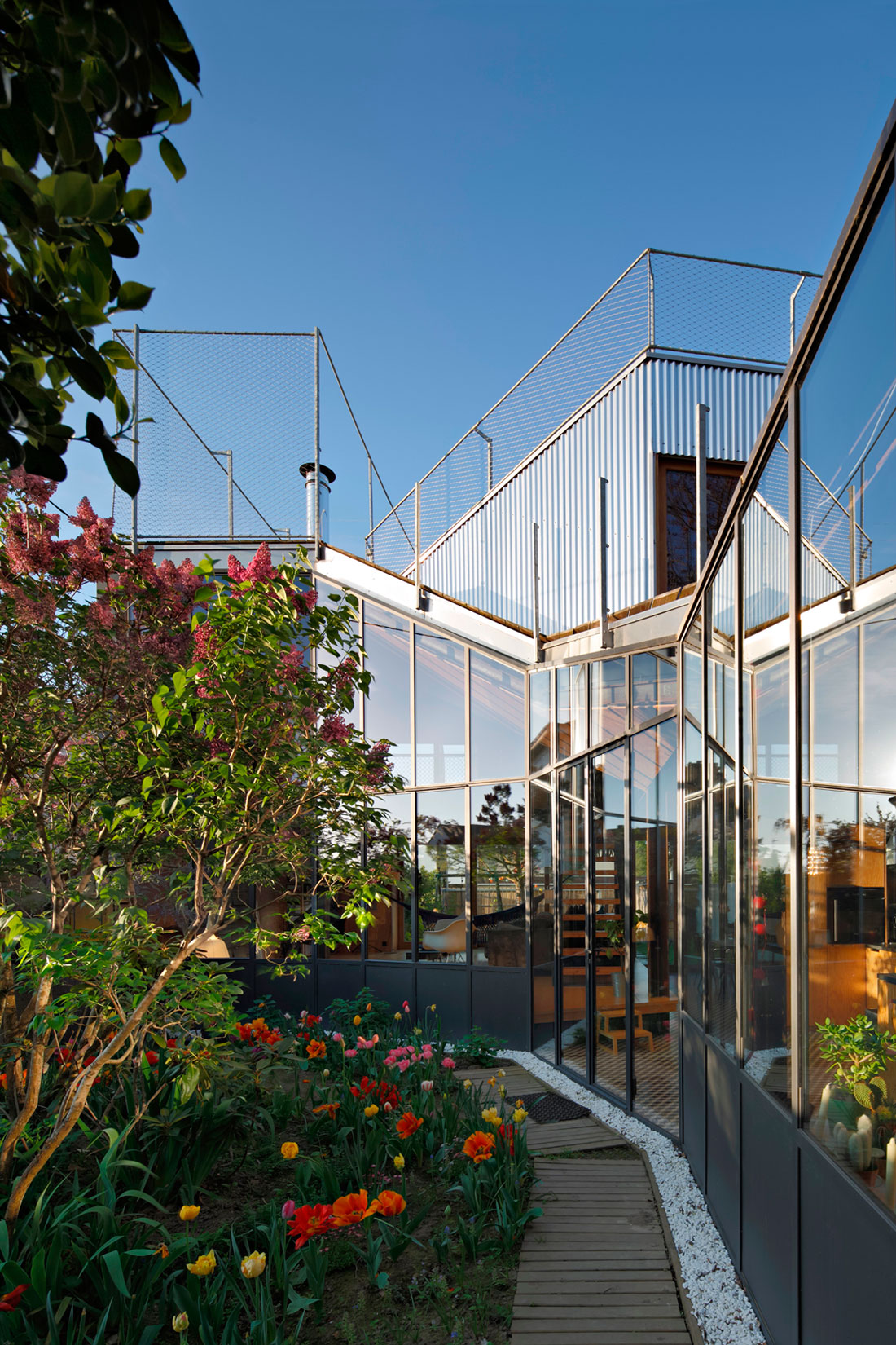 An Elegant and Beautiful House with Metal Walls and a Sloping Roof Terrace in Nantes by Mabire Reich Architects (12)