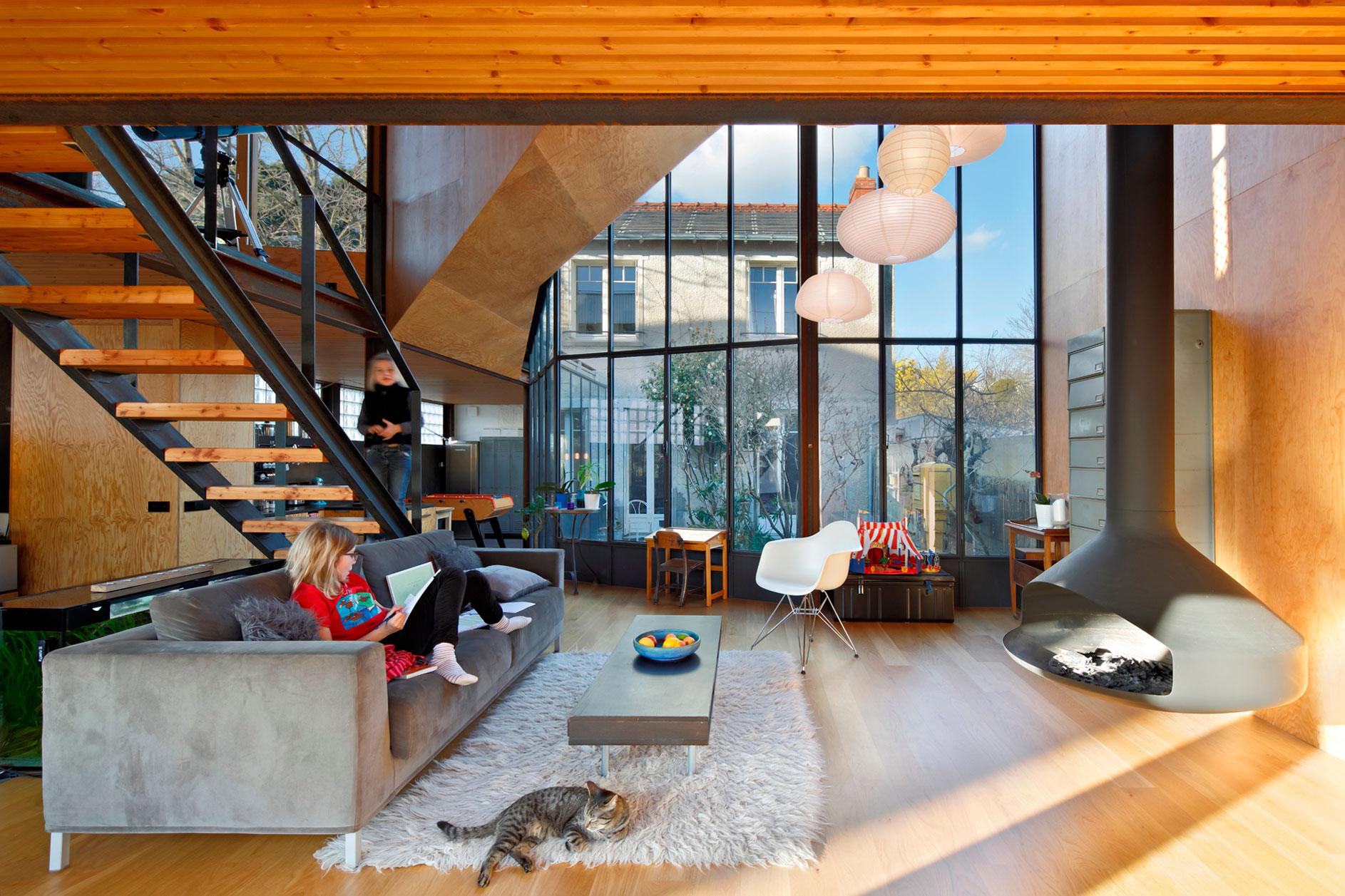 An Elegant and Beautiful House with Metal Walls and a Sloping Roof Terrace in Nantes by Mabire Reich Architects (13)