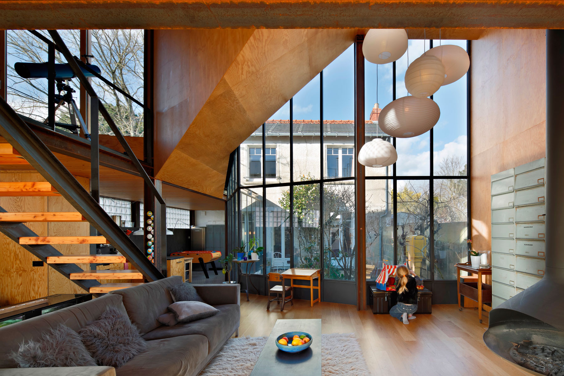 An Elegant and Beautiful House with Metal Walls and a Sloping Roof Terrace in Nantes by Mabire Reich Architects (14)