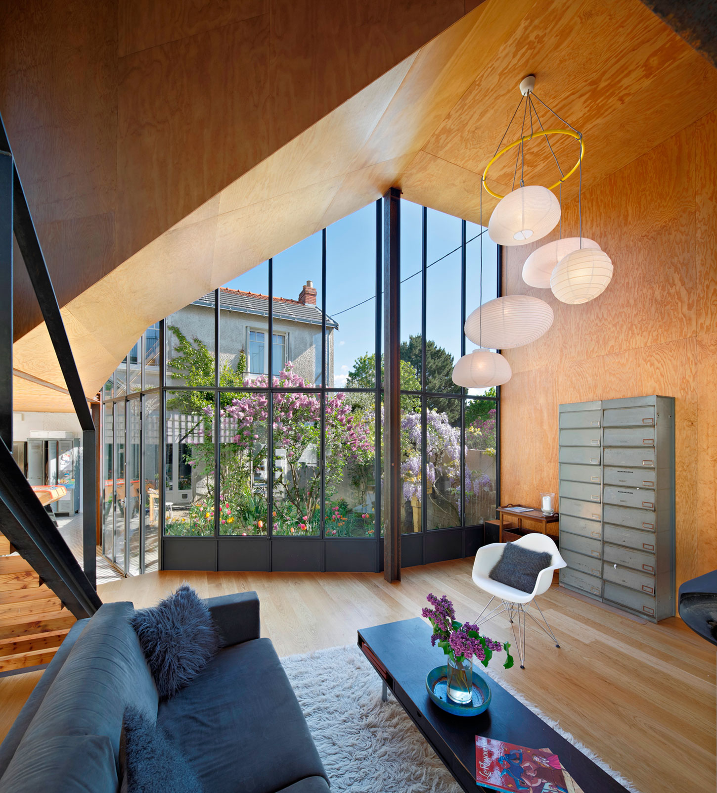 An Elegant and Beautiful House with Metal Walls and a Sloping Roof Terrace in Nantes by Mabire Reich Architects (15)