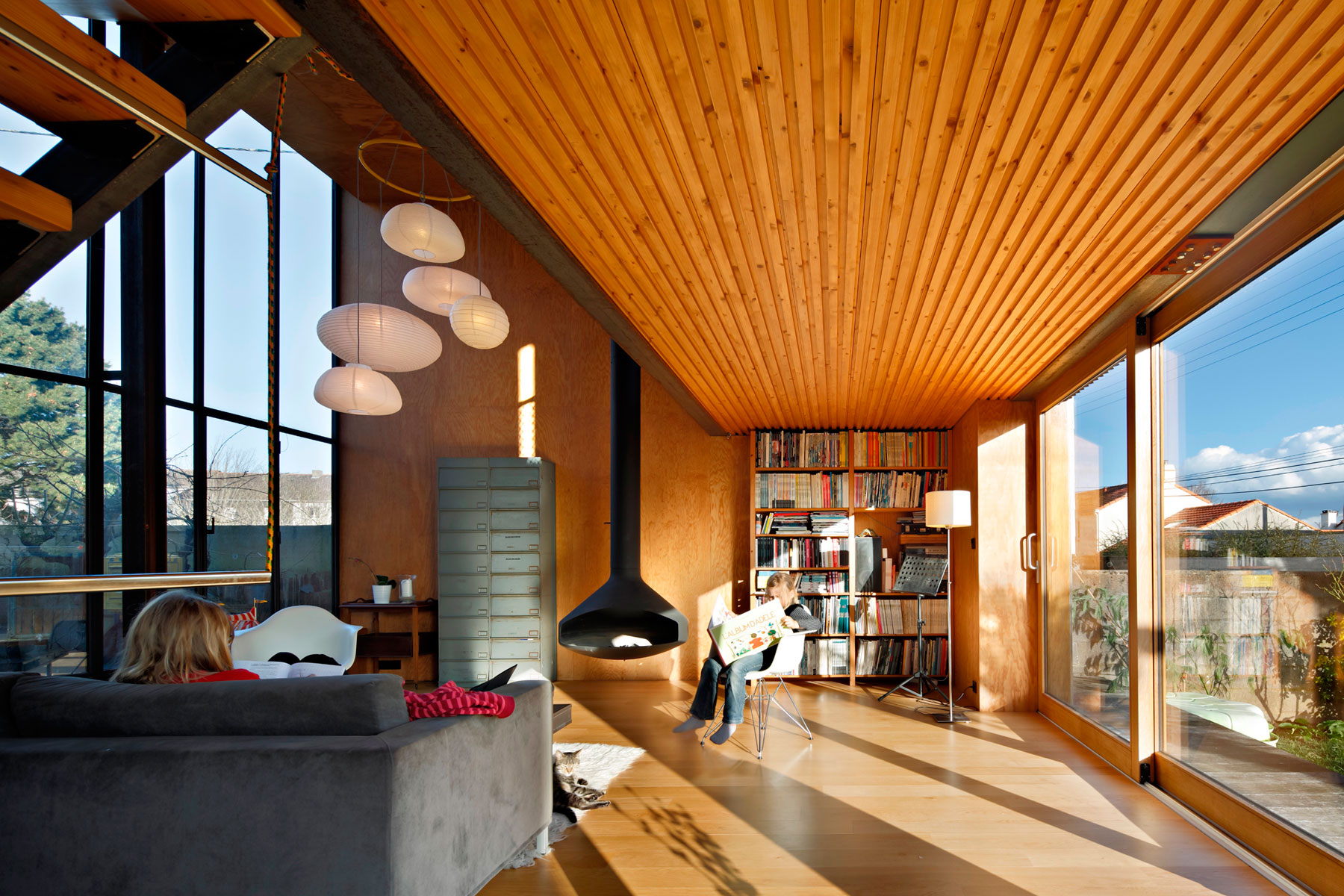 An Elegant and Beautiful House with Metal Walls and a Sloping Roof Terrace in Nantes by Mabire Reich Architects (16)