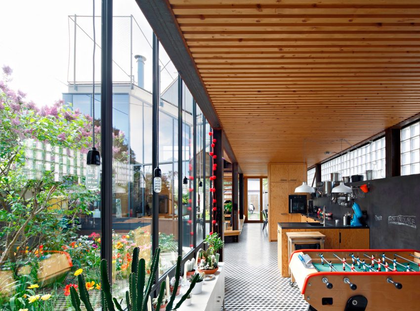 An Elegant and Beautiful House with Metal Walls and a Sloping Roof Terrace in Nantes by Mabire Reich Architects (18)