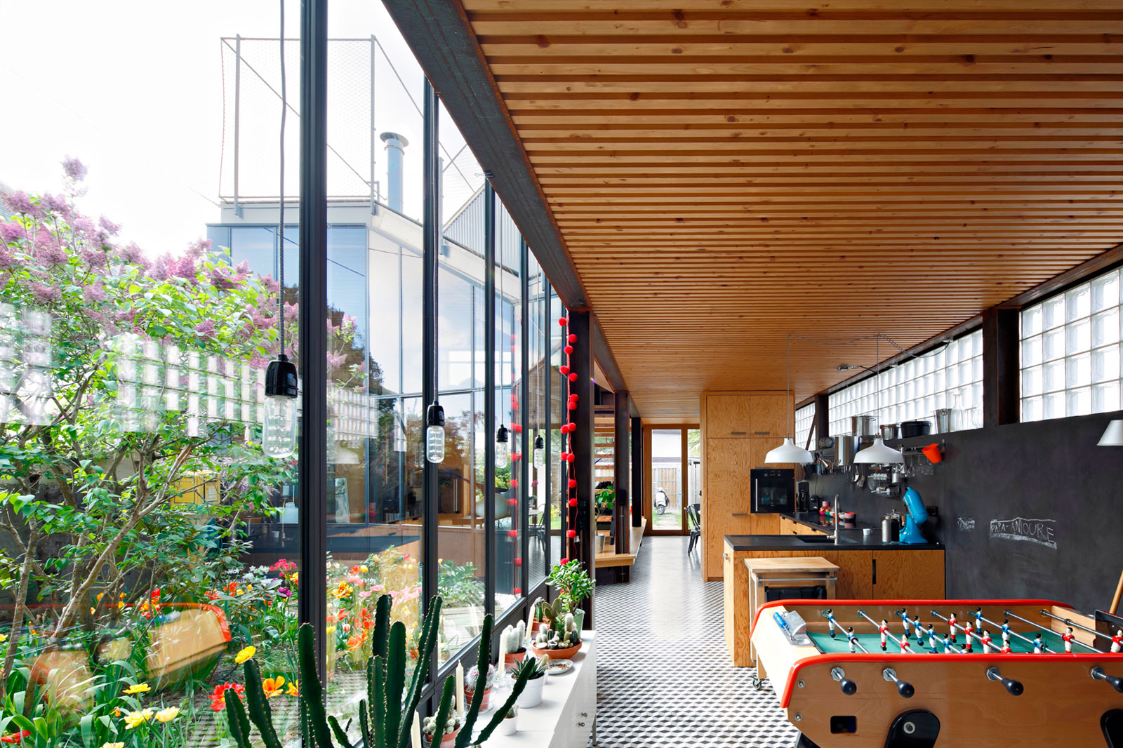 An Elegant and Beautiful House with Metal Walls and a Sloping Roof Terrace in Nantes by Mabire Reich Architects (18)