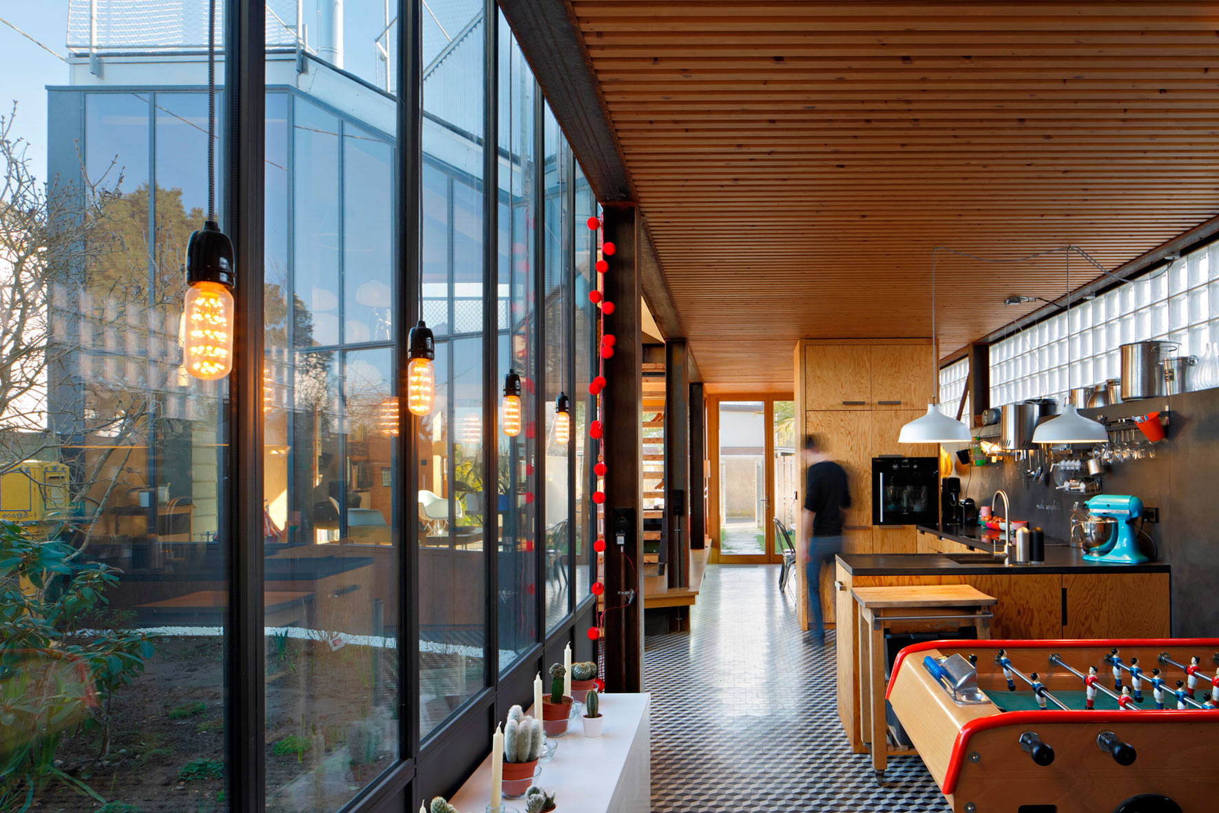 An Elegant and Beautiful House with Metal Walls and a Sloping Roof Terrace in Nantes by Mabire Reich Architects (19)