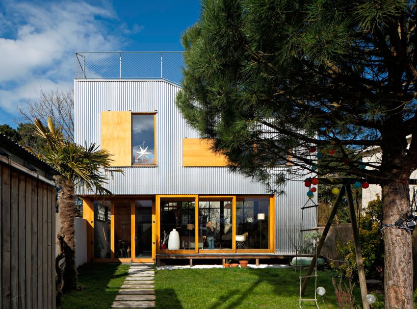 An Elegant and Beautiful House with Metal Walls and a Sloping Roof Terrace in Nantes by Mabire Reich Architects (2)