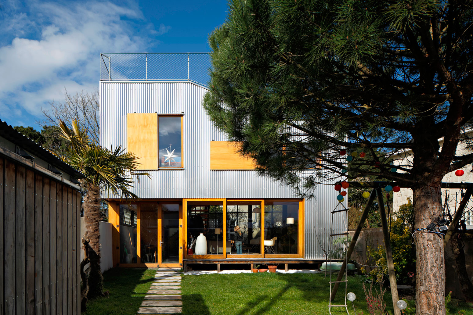 An Elegant and Beautiful House with Metal Walls and a Sloping Roof Terrace in Nantes by Mabire Reich Architects (2)