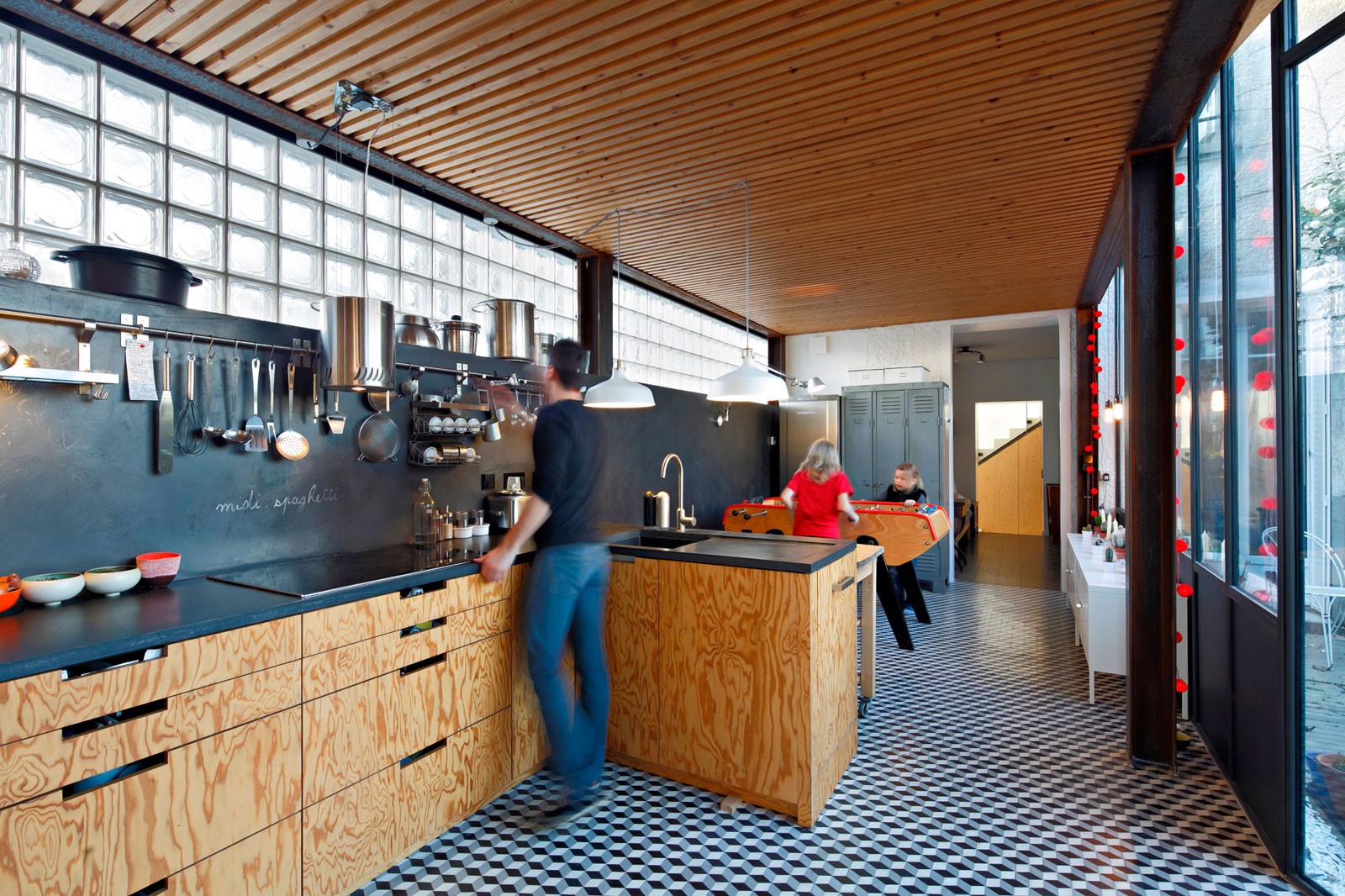 An Elegant and Beautiful House with Metal Walls and a Sloping Roof Terrace in Nantes by Mabire Reich Architects (20)