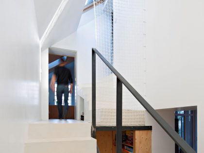 An Elegant and Beautiful House with Metal Walls and a Sloping Roof Terrace in Nantes by Mabire Reich Architects (21)