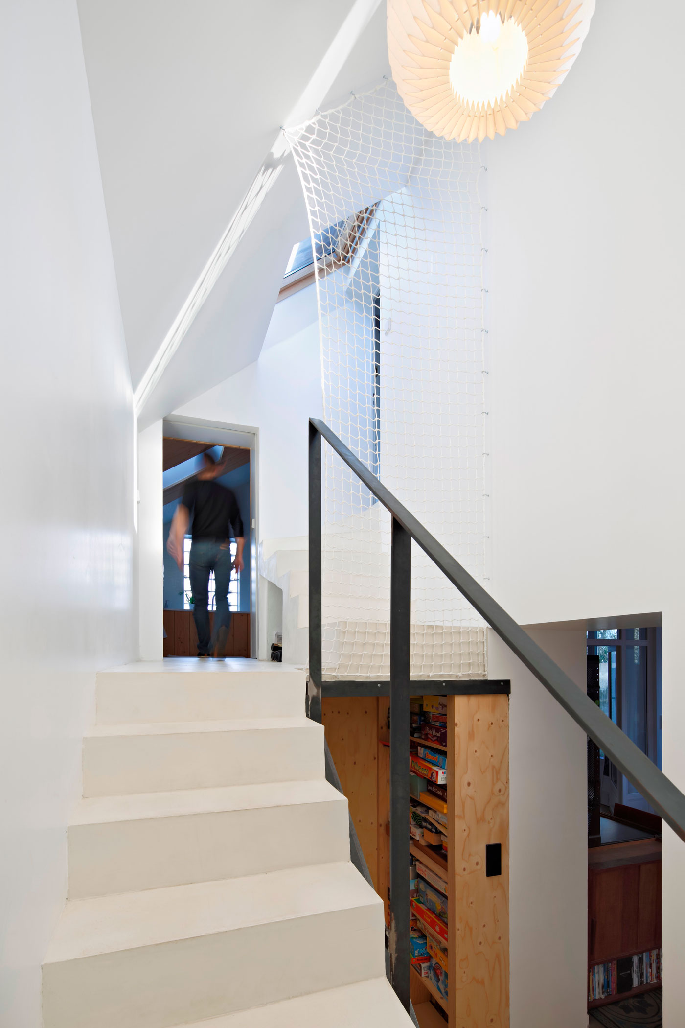 An Elegant and Beautiful House with Metal Walls and a Sloping Roof Terrace in Nantes by Mabire Reich Architects (21)