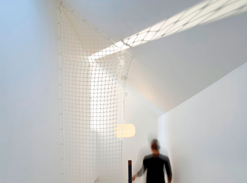 An Elegant and Beautiful House with Metal Walls and a Sloping Roof Terrace in Nantes by Mabire Reich Architects (22)