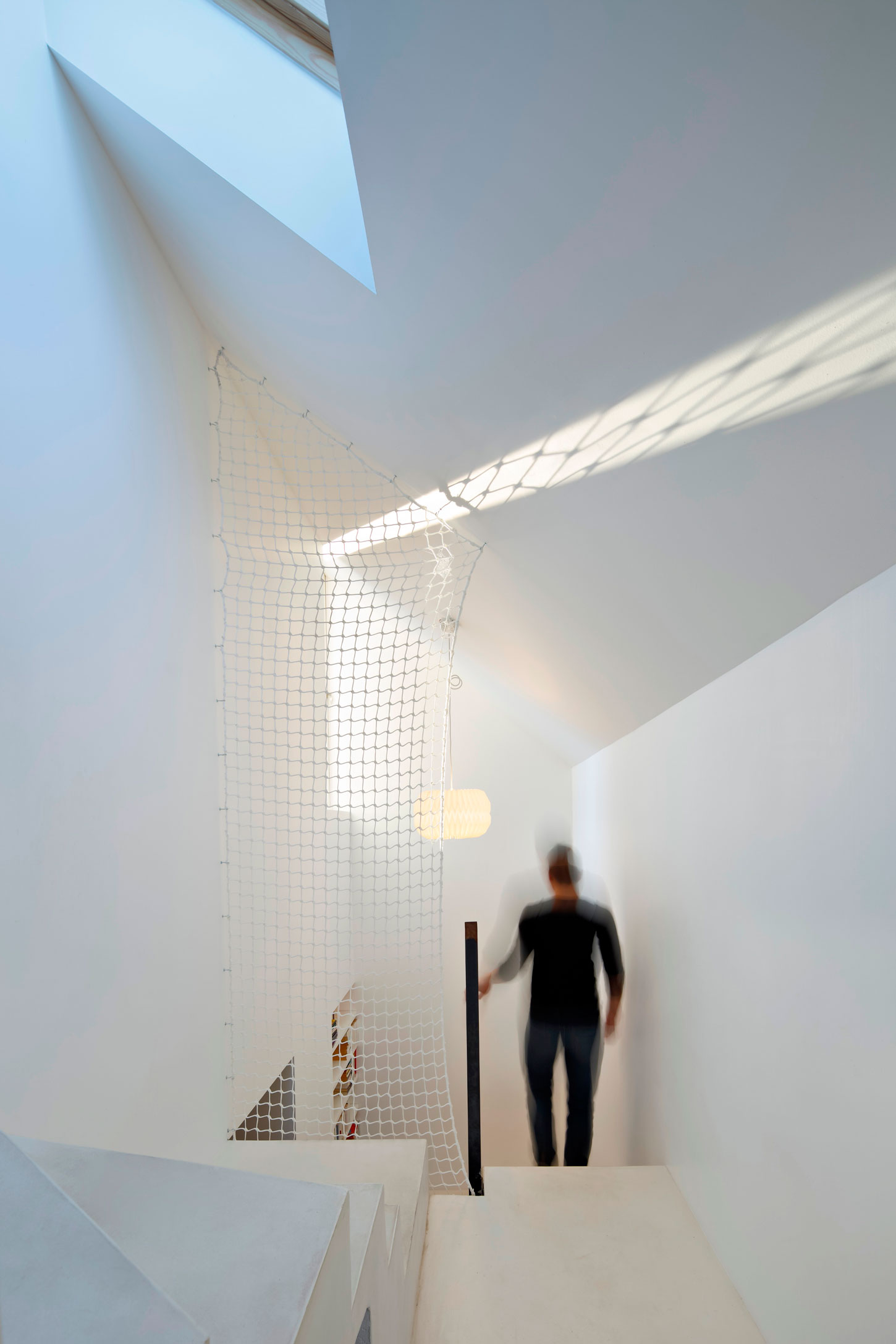 An Elegant and Beautiful House with Metal Walls and a Sloping Roof Terrace in Nantes by Mabire Reich Architects (22)