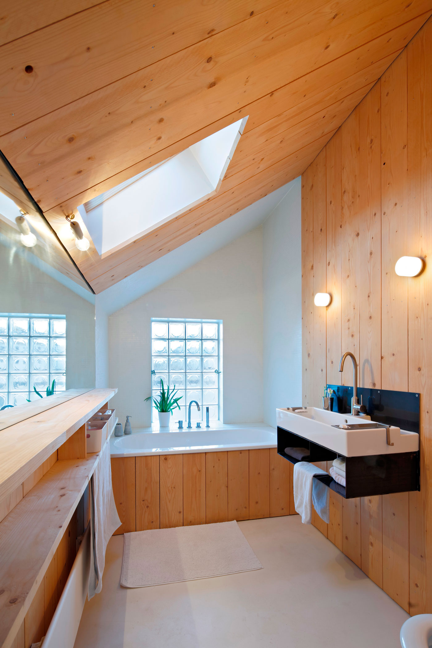 An Elegant and Beautiful House with Metal Walls and a Sloping Roof Terrace in Nantes by Mabire Reich Architects (26)