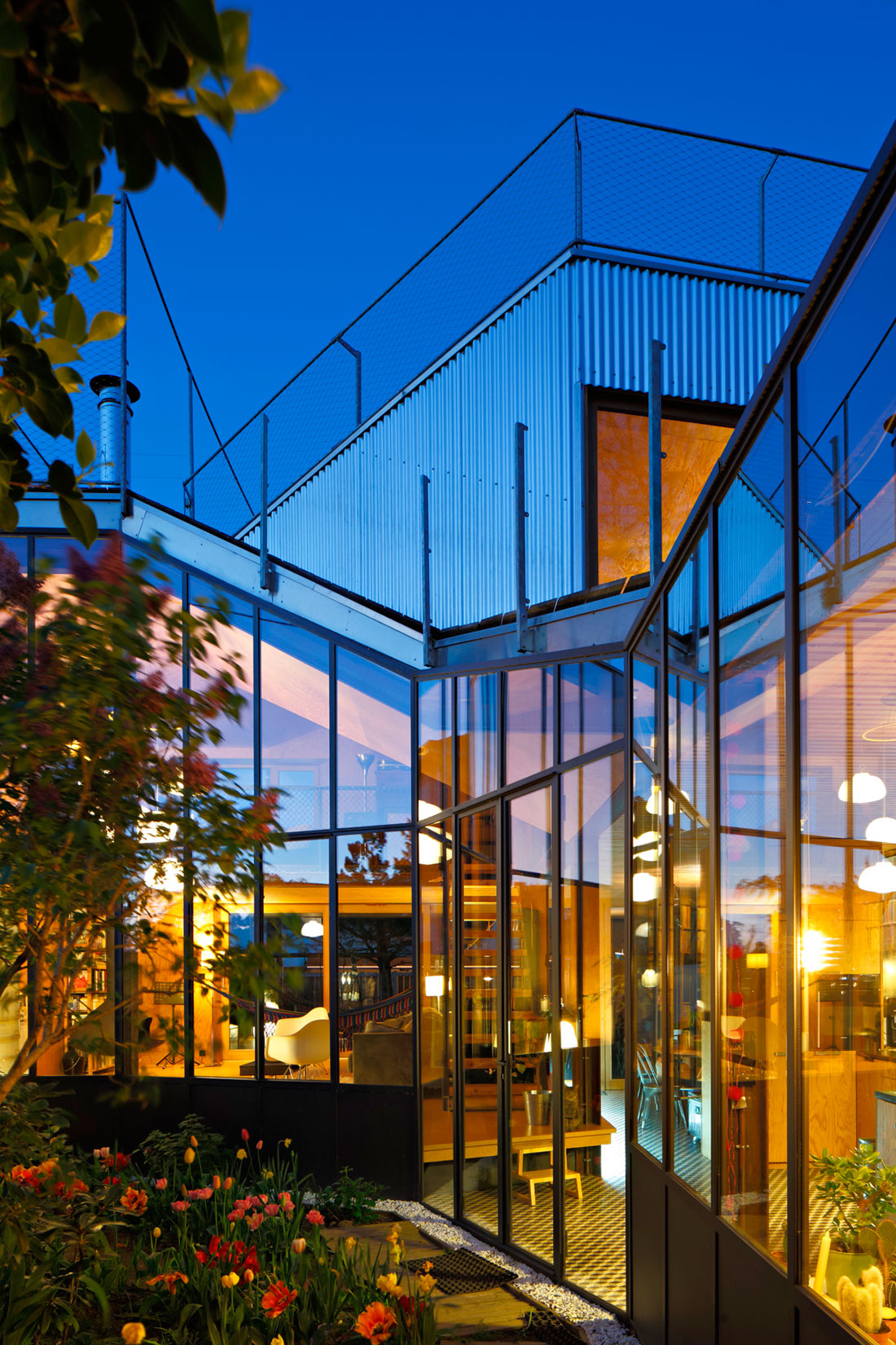 An Elegant and Beautiful House with Metal Walls and a Sloping Roof Terrace in Nantes by Mabire Reich Architects (27)