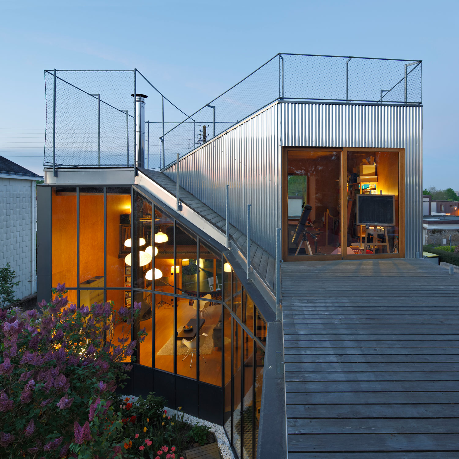 An Elegant and Beautiful House with Metal Walls and a Sloping Roof Terrace in Nantes by Mabire Reich Architects (29)