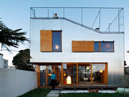 An Elegant and Beautiful House with Metal Walls and a Sloping Roof Terrace in Nantes by Mabire Reich Architects (3)