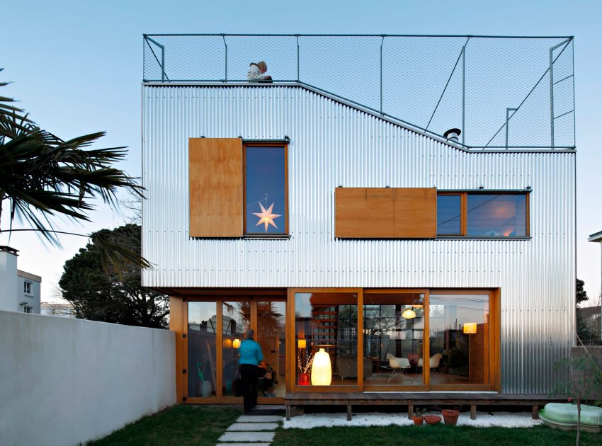 An Elegant and Beautiful House with Metal Walls and a Sloping Roof Terrace in Nantes by Mabire Reich Architects (3)