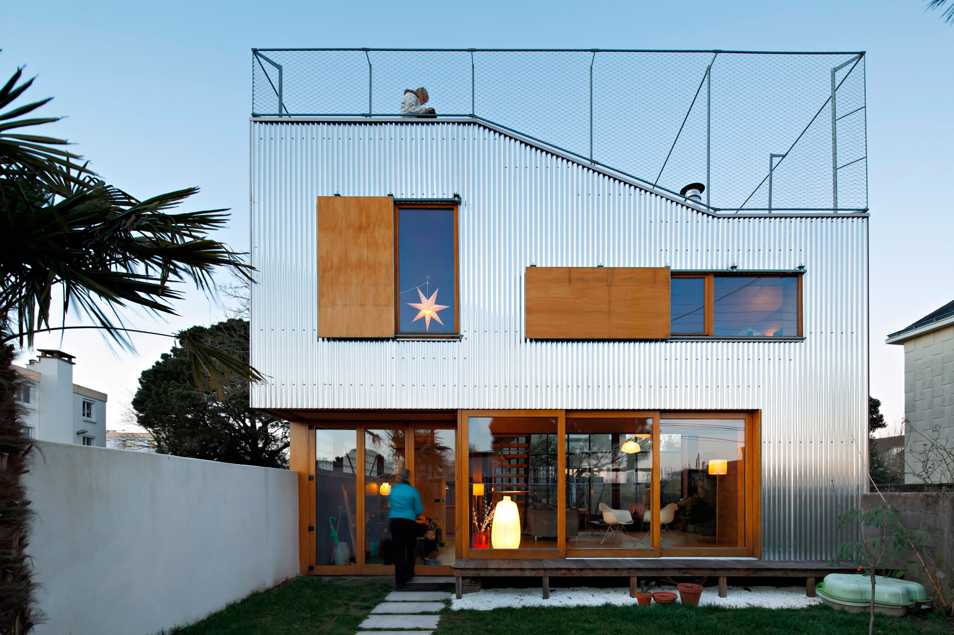 An Elegant and Beautiful House with Metal Walls and a Sloping Roof Terrace in Nantes by Mabire Reich Architects (3)