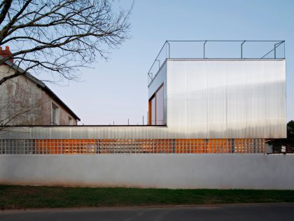An Elegant and Beautiful House with Metal Walls and a Sloping Roof Terrace in Nantes by Mabire Reich Architects (31)